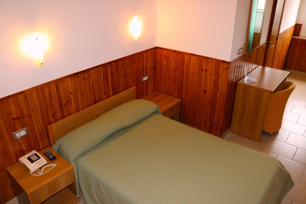 Postel nebo postele na pokoji v ubytování Tourist Hotel