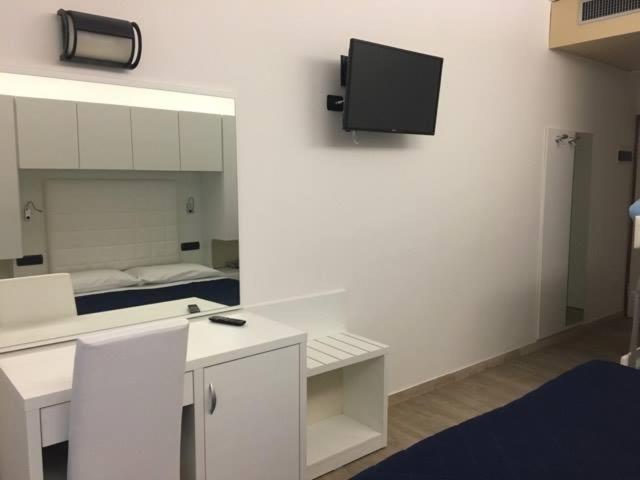 TV a/nebo společenská místnost v ubytování Hotel Saint Tropez