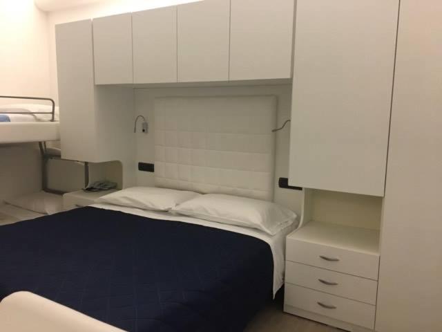 Postel nebo postele na pokoji v ubytování Hotel Saint Tropez