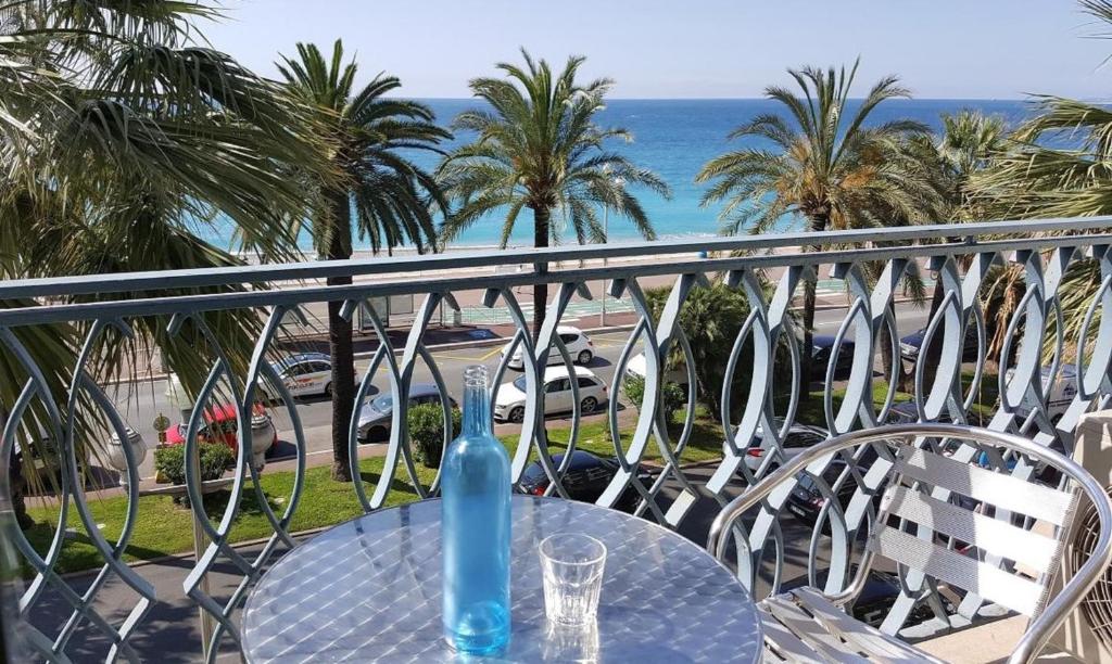 ニースにあるFlorida - Promenade des Anglaisの青いボトル