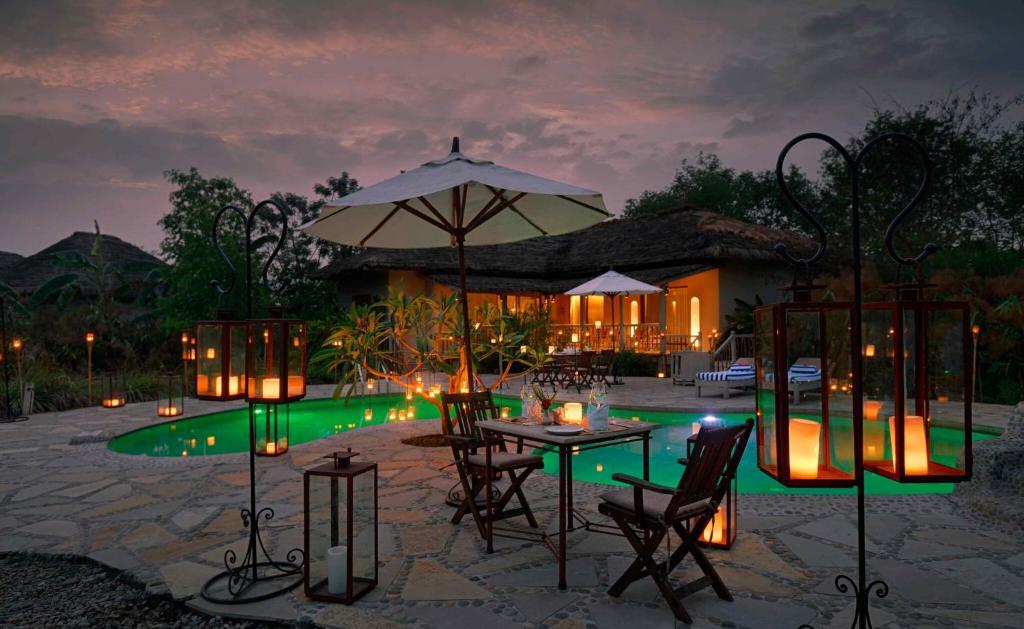 Piscina en o cerca de Barahi Jungle Lodge
