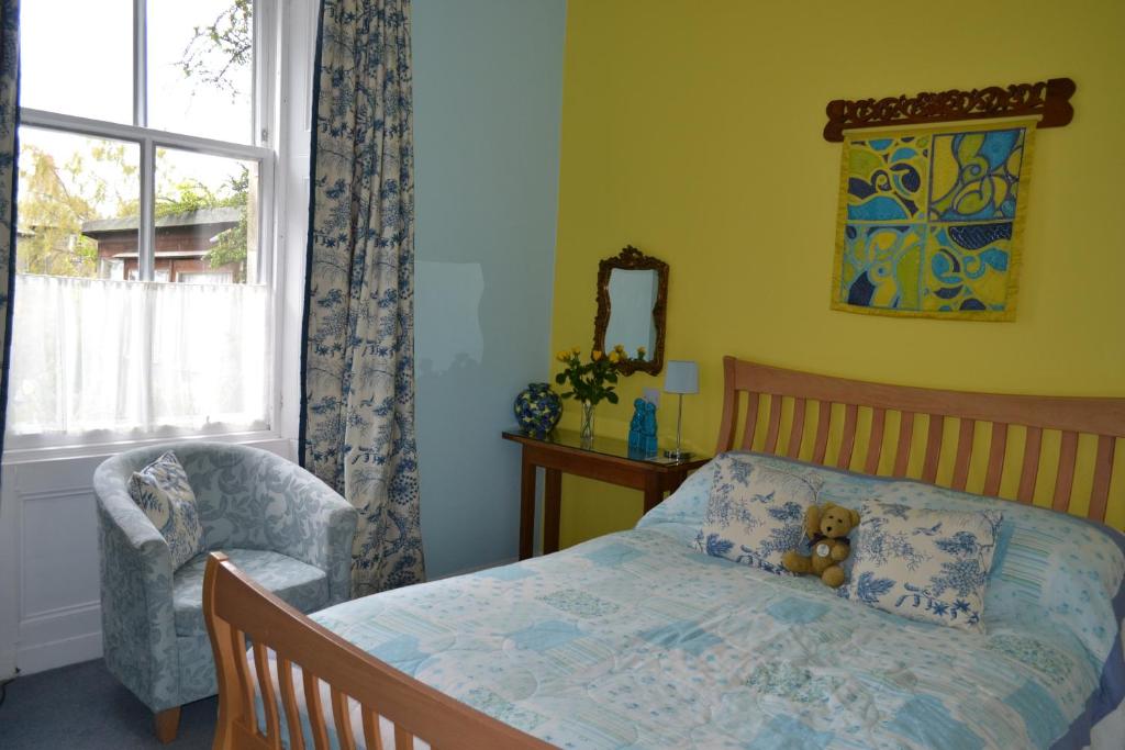 - une chambre avec un lit doté d'un ours en peluche dans l'établissement The Spindle Guest Rooms, à St Andrews