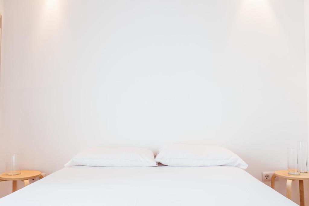 A bed or beds in a room at Botànic Apartaments