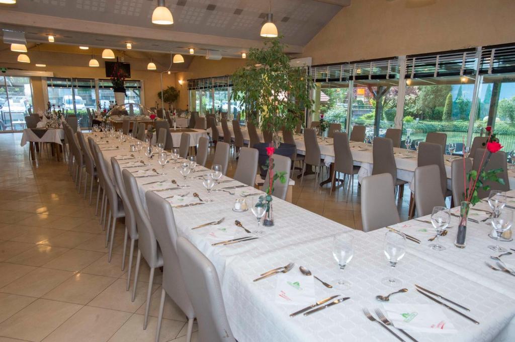 Restaurace v ubytování Hôtel Aster Restaurant Aux Arcades