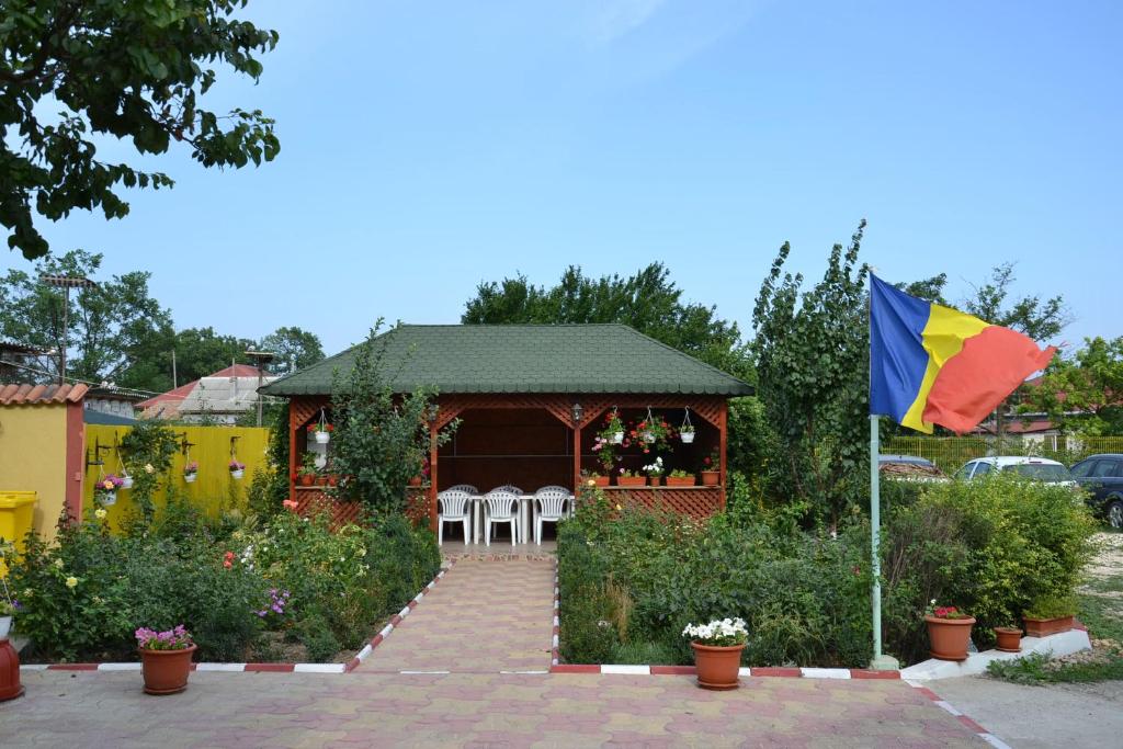 En hage utenfor Casa Cu Flori Corbu