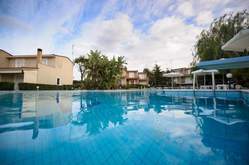 een groot zwembad met blauw water bij Megusta Apartments selianitika in Selianitika