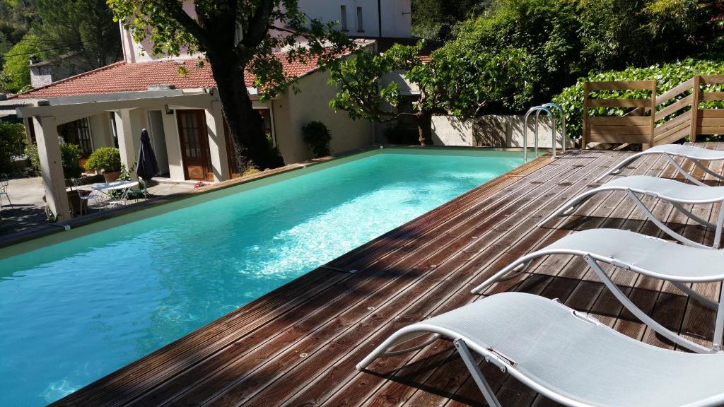 Bazén v ubytování Le Clos du Loup nebo v jeho okolí