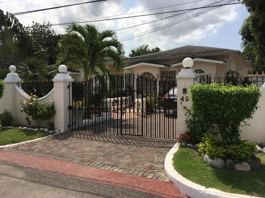 uma casa branca com um portão preto em Kingston Studio Apartment em Kingston