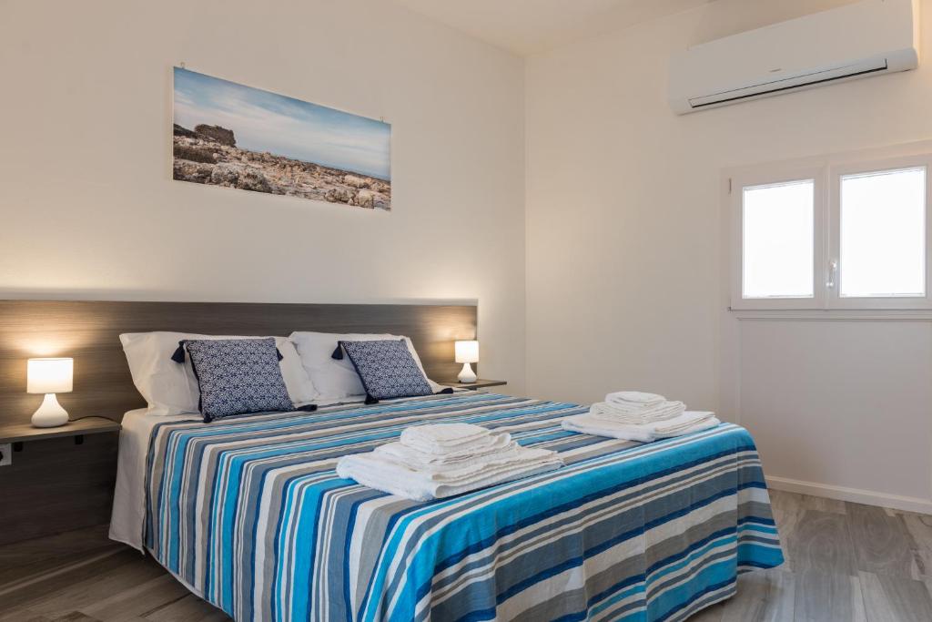 a bedroom with a bed with towels on it at La Dimora sull'Arco in Monopoli