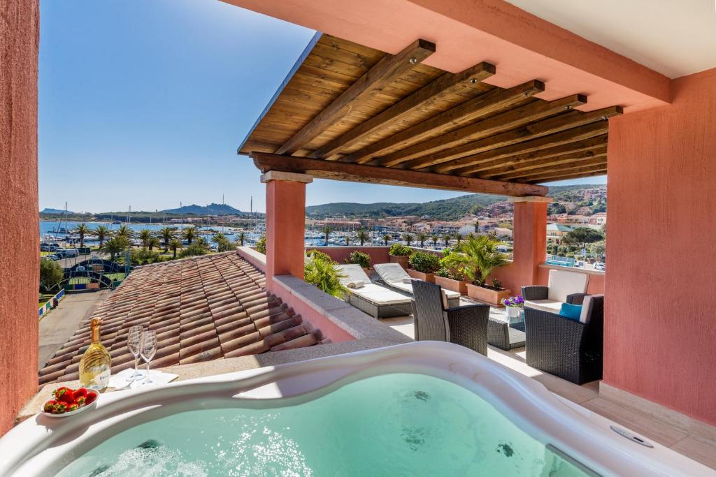 einen Whirlpool auf dem Balkon eines Hauses in der Unterkunft La Vecchia Fonte Boutique Hotel in Palau