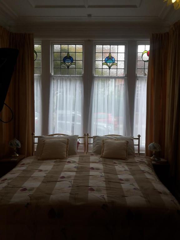 The Breverton - Twin Room - Disability Access