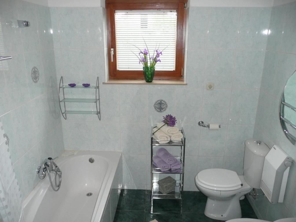 Ένα μπάνιο στο Villa Niceta