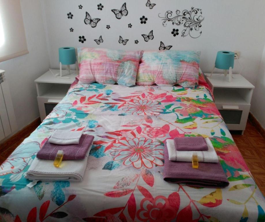 a bedroom with a bed with towels on it at Apartamento Carabanchel Castizo in Madrid