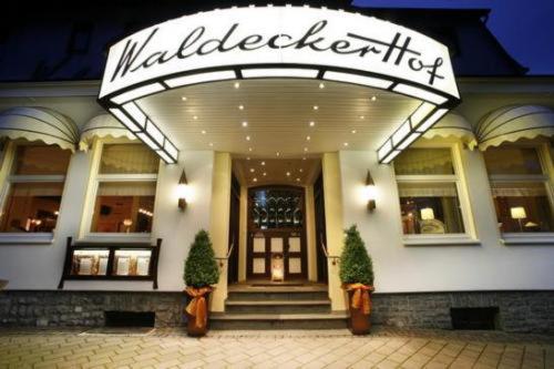 un edificio con un cartel en la parte delantera en Hotel Waldecker Hof, en Willingen
