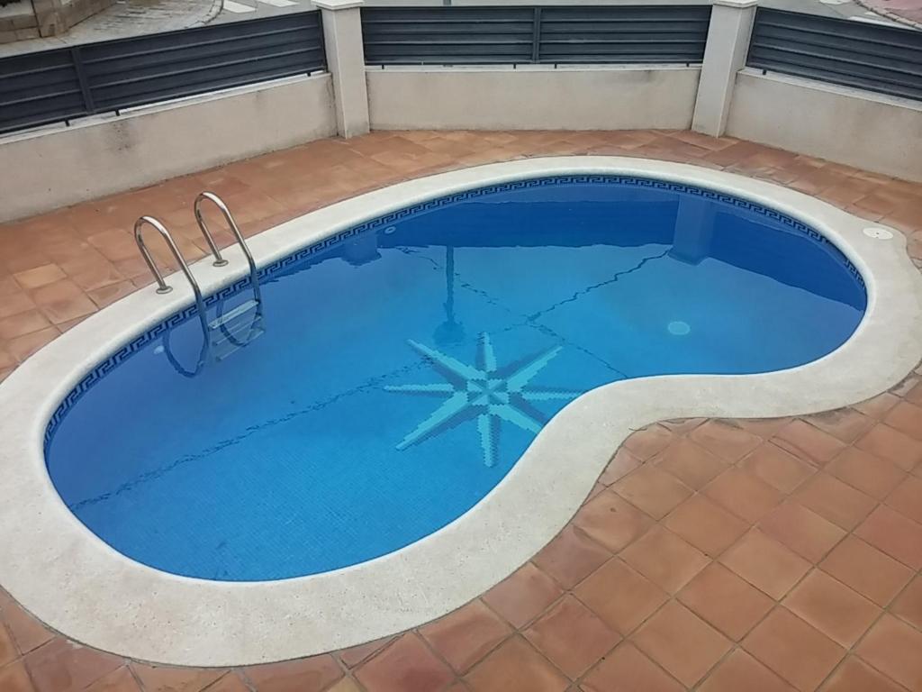 a swimming pool with a starfish in the middle at Lydia´s House in Comarruga