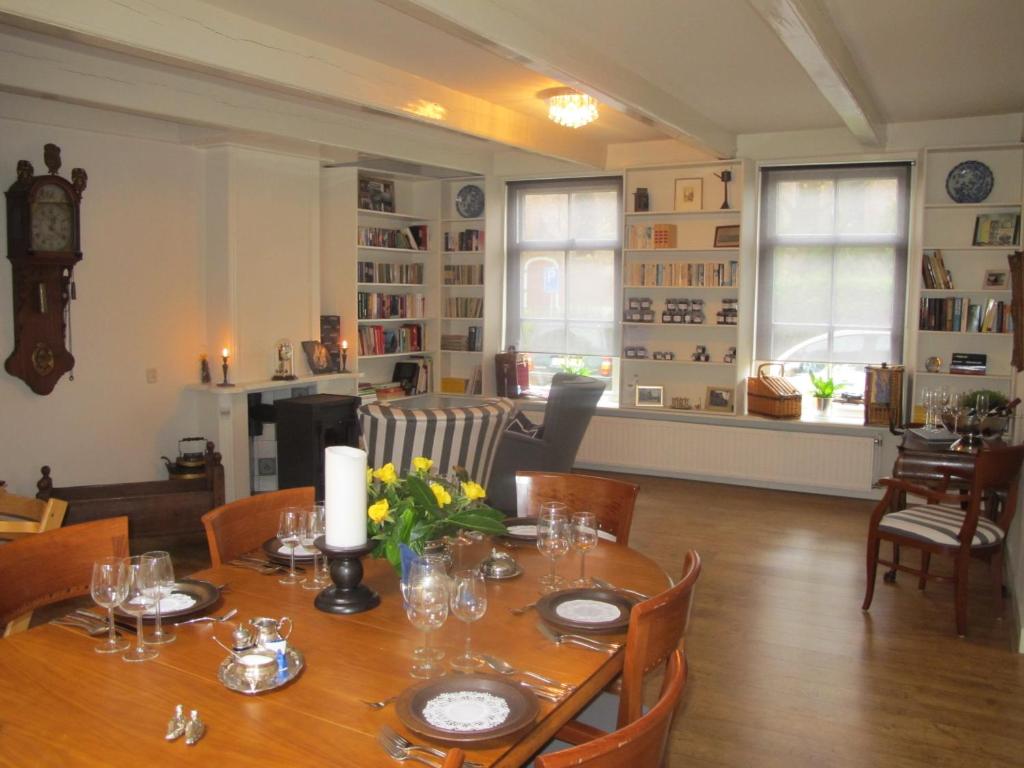 Nápoje v ubytování De Thuiskamer in Grou als B&B of Vakantiehuis