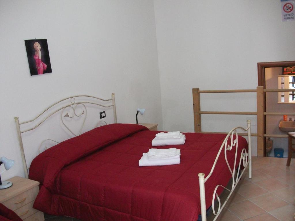 ノートにあるDa Francaのベッドルーム1室(赤い毛布付きのベッド1台付)
