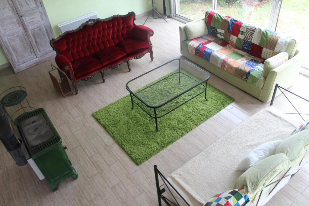 un salon avec deux canapés et une table basse dans l'établissement The peaceful countryside corner, à Mazé