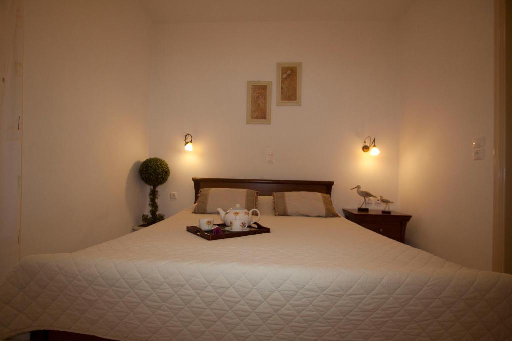 A bed or beds in a room at Zefyros Studios