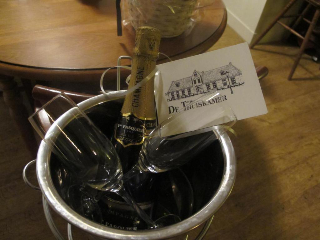 Nápoje v ubytování De Thuiskamer in Grou als B&B of Vakantiehuis