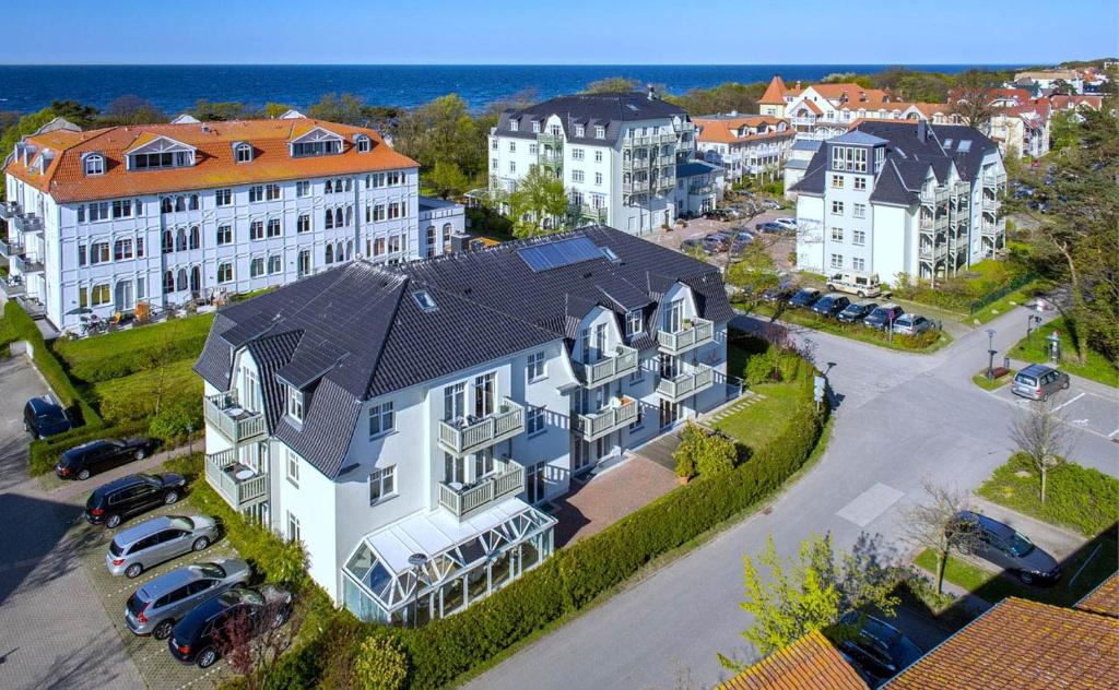 an aerial view of a large house in a city at Am Weststrand Apartmenthaus Bellamare in Kühlungsborn