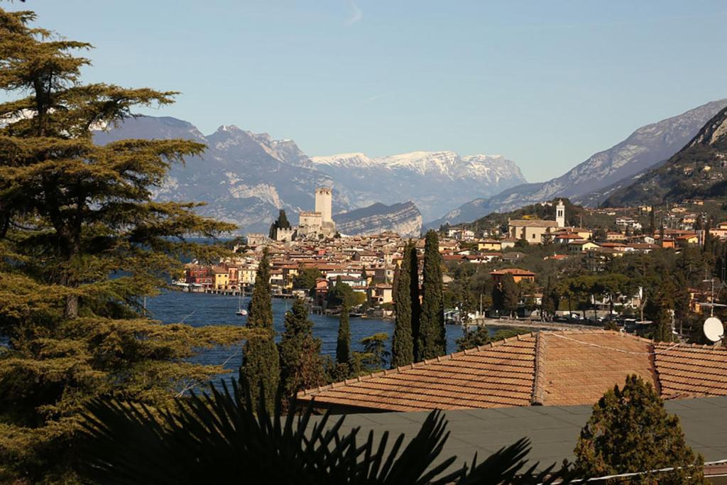 マルチェージネにあるAppartamento Dosso Ferriの山々を背景とした市街の景色