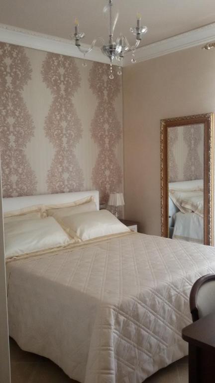 A bed or beds in a room at Daphnae House