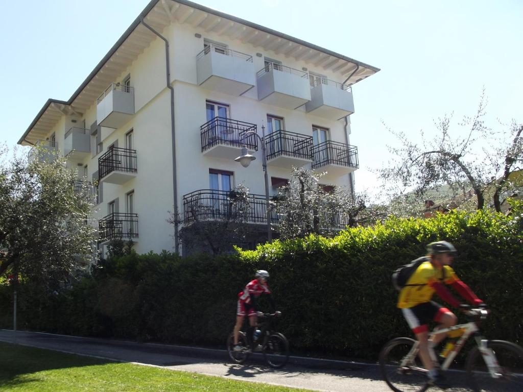 Jízda na kole v ubytování Albergo Garni Francesco nebo okolí