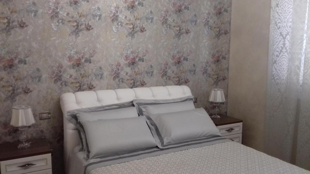 A bed or beds in a room at Daphnae House