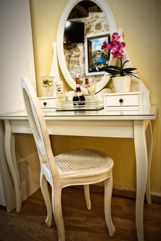 George & Alexandra's Apartments - 17