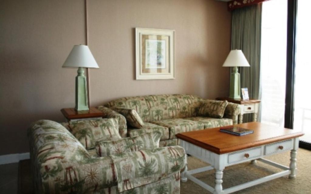 ein Wohnzimmer mit einer Couch und einem Couchtisch in der Unterkunft Club Regency at Regency Towers in Myrtle Beach