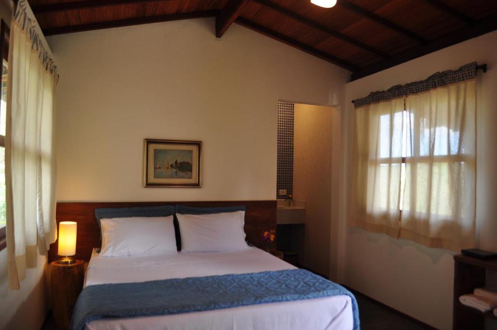 Un pat sau paturi într-o cameră la Pousada Pomar dos Campos