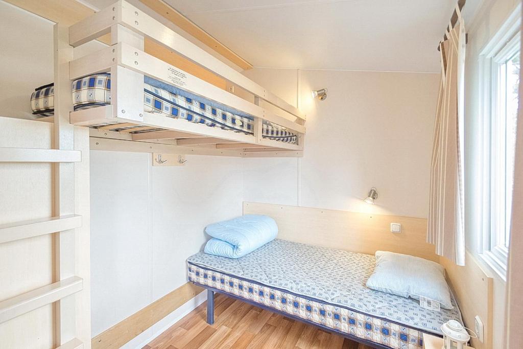 Postel nebo postele na pokoji v ubytování KustCamp Gamleby