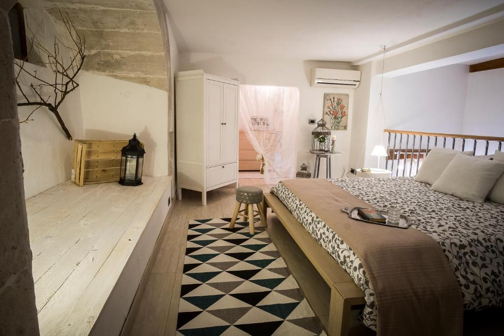 シラクーサにあるLoft La Casetta Ortigiaのチェッカーフロアのベッドルーム1室