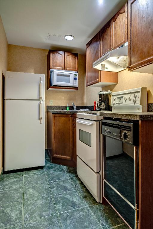 Una cocina o zona de cocina en Best Western Plus Suites Downtown Calgary