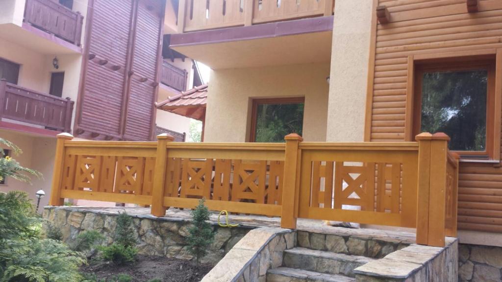 uma cerca de madeira em frente a uma casa em Apartment Joksimovic em Zlatibor