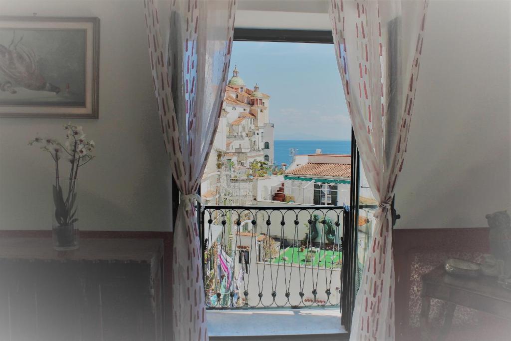 アトラーニにあるCasa Nova Amalfi Coastの窓