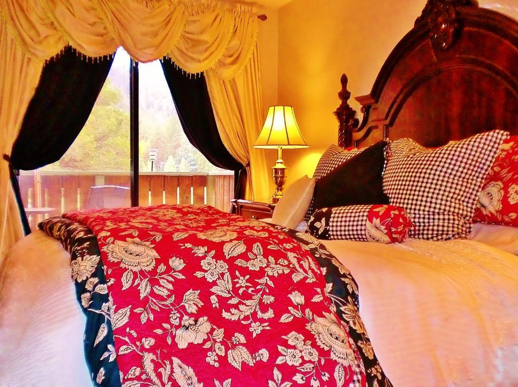 The North Shore Inn - Superior King Room With Fireplace