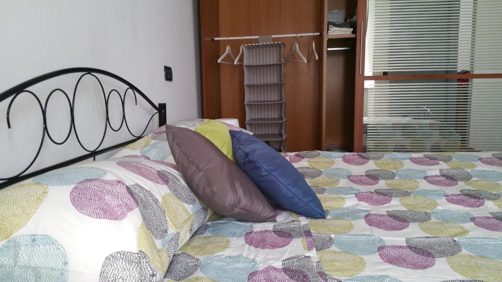 1 cama con almohadas en el dormitorio en Il Nido, en Pontedera