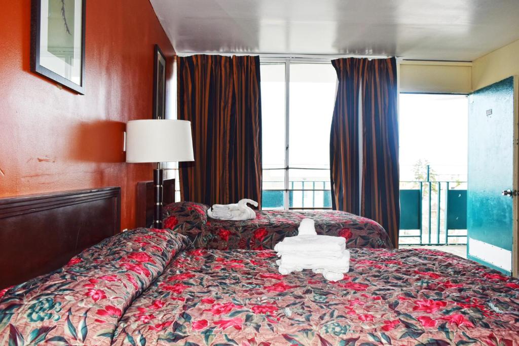 Postel nebo postele na pokoji v ubytování Skyview Manor Motel