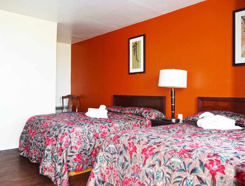 Postel nebo postele na pokoji v ubytování Skyview Manor Motel