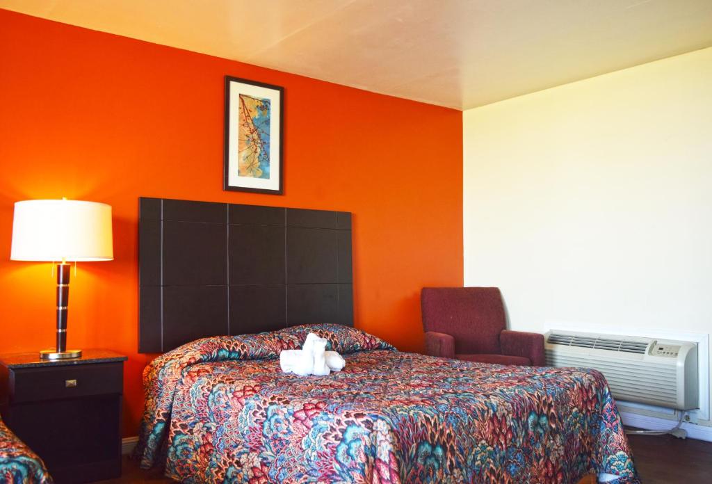 Postel nebo postele na pokoji v ubytování Skyview Manor Motel