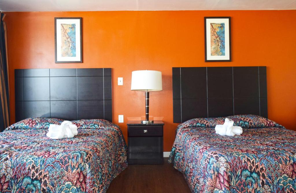 Postel nebo postele na pokoji v ubytování Skyview Manor Motel