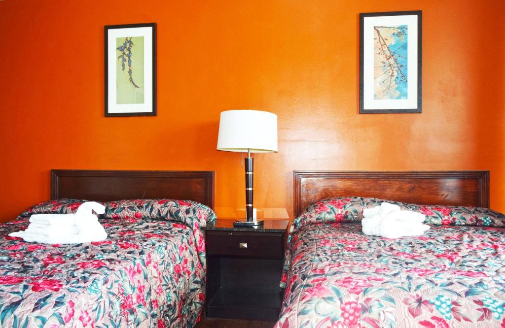 Postel nebo postele na pokoji v ubytování Skyview Manor Motel