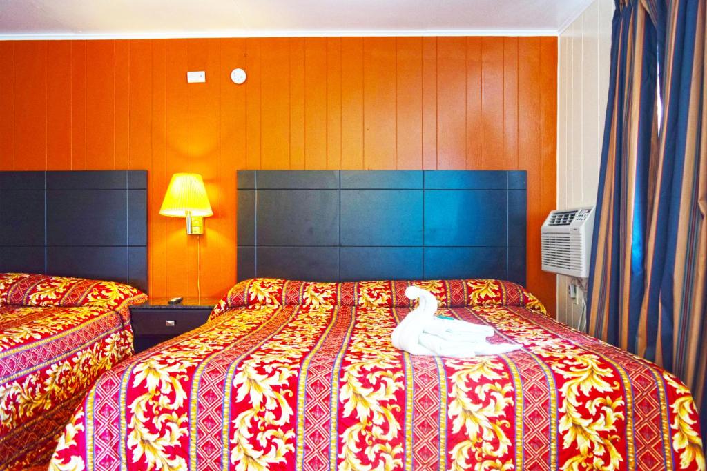 Skyview Manor Motel tesisinde bir odada yatak veya yataklar