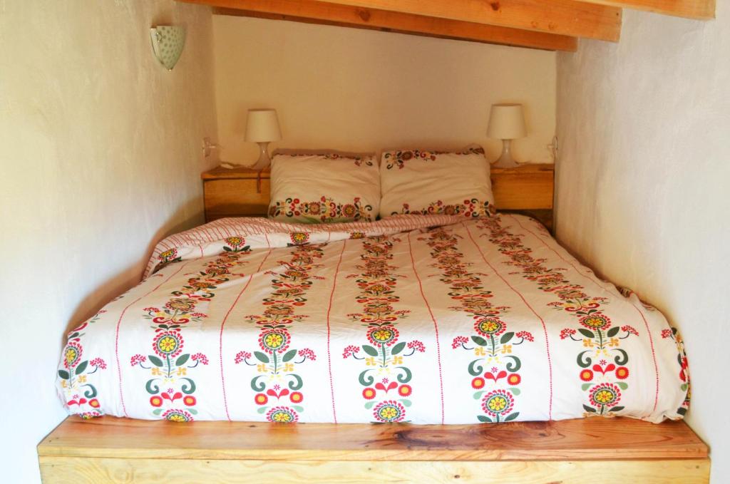 ein Schlafzimmer mit einem Bett mit einer farbenfrohen Tagesdecke in der Unterkunft Tenerife Climbing House in Lomo de Arico