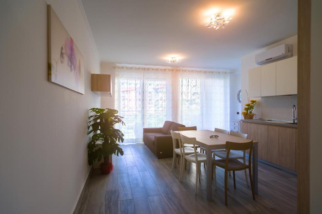een keuken en een woonkamer met een tafel en stoelen bij Appartamento Molo B in Portoferraio
