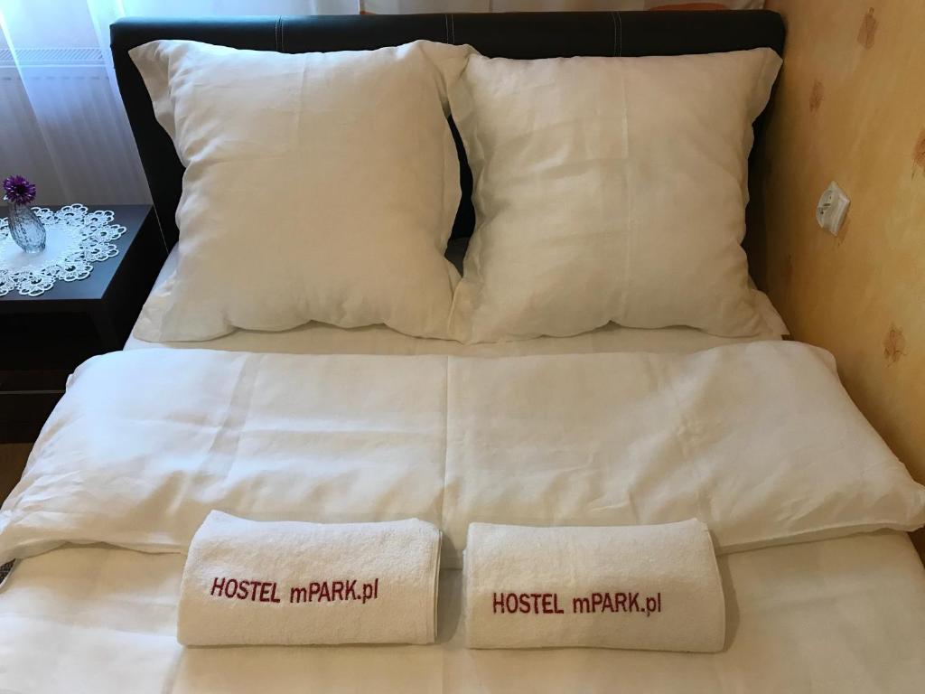 Postel nebo postele na pokoji v ubytování Hostel mPark Myslowice