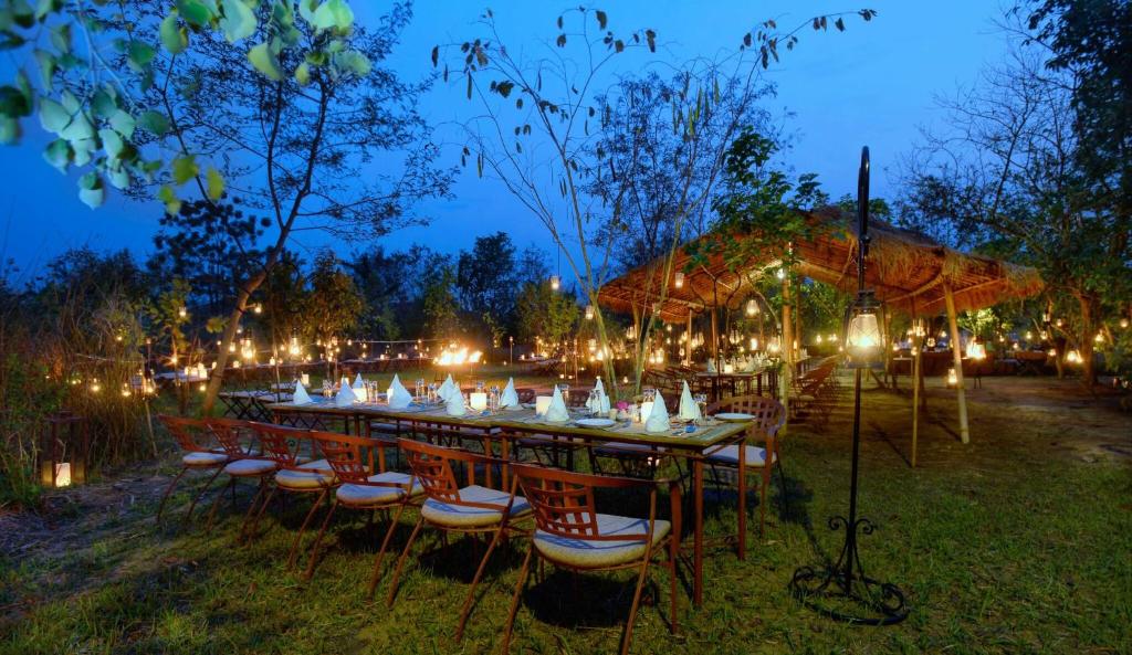 Jardín al aire libre en Barahi Jungle Lodge