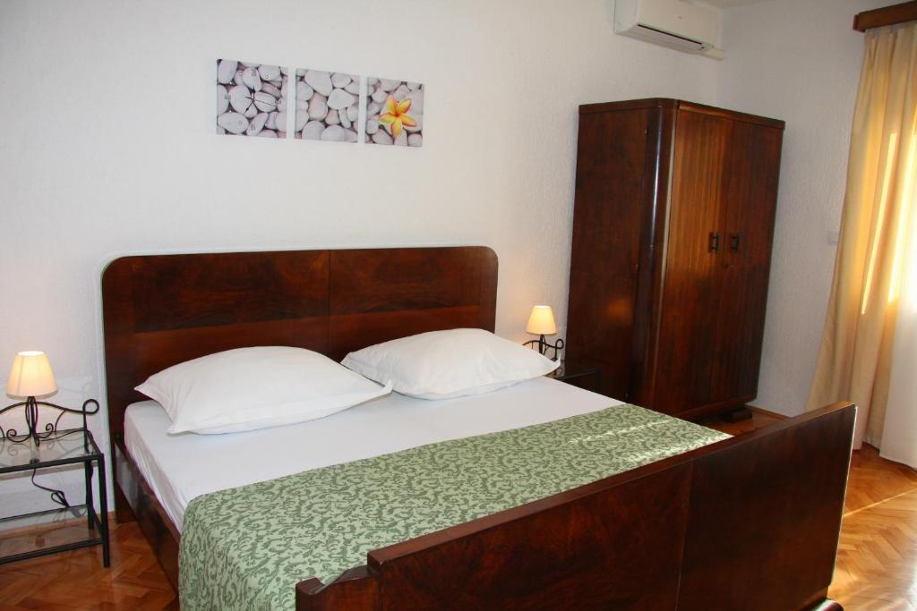 Guesthouse Kastela - Triple Room With Private Bathroom